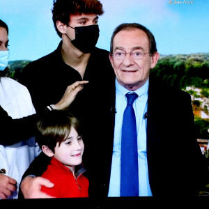 Sa famille, sa femme Nathalie Marquay, leur fils Tom Pernaut, Lou Pernaut et son petit Fils Léo - Dernier JT de Jean-Pierre Pernaut sur TF1 aprés 33 ans de présentation. Paris, le 18 Décembre 2020. © Dominique Jacovides / Bestimage