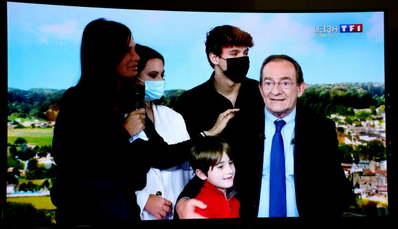 Sa famille, sa femme Nathalie Marquay, leur fils Tom Pernaut, Lou Pernaut et son petit Fils Léo - Dernier JT de Jean-Pierre Pernaut sur TF1 aprés 33 ans de présentation. Paris, le 18 Décembre 2020. © Dominique Jacovides / Bestimage