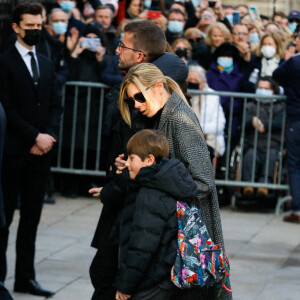 Olivier Pernaut, sa femme et leur fils - Obsèques de Jean-Pierre Pernaut en la Basilique Sainte-Clotilde à Paris le 9 mars 2022. © Christophe Clovis / Bestimage  