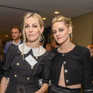 Kristen Stewart et sa fiancée Dylan Meyer au déjeuner des nominés de la 94ème édition des Oscar à Los Angeles, le 7 mars 2022.