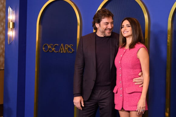 Javier Bardem et sa femme Penélope Cruz au photocall du dîner des nominés de la 94ème édition des Oscar à Los Angeles, le 7 mars 2022.