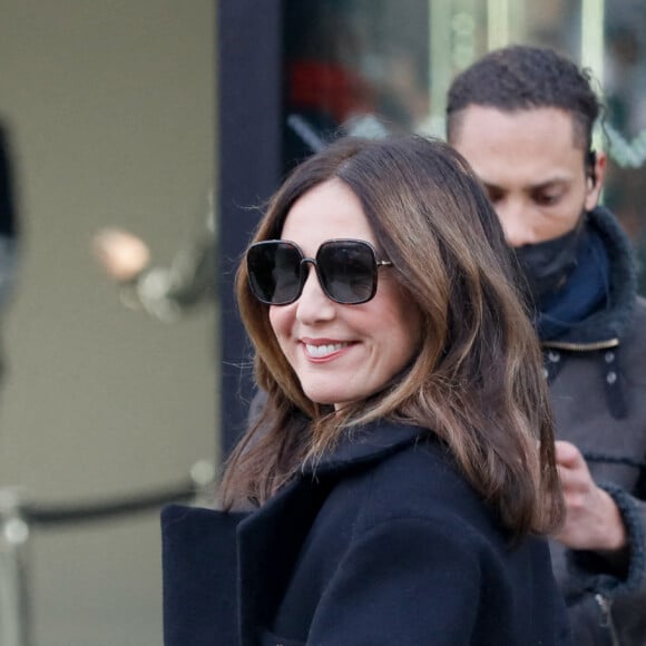 Elsa Zylberstein arrive au Grand Palais Éphémère pour assister au défilé de mode Chanel, collection prêt-à-porter automne-hiver 2022-2023. Paris, le 8 mars 2022. © Christophe Clovis / Veeren / Bestimage