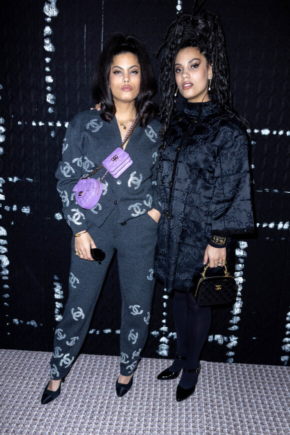 Les chanteuses Naomi et Lisa Diaz (du groupe Ibeyi) assistent au défilé Chanel, collection prêt-à-porter automne-hiver 2022/2023 au Grand Palais Ephémère. Paris, France, le 8 mars 2022. © Olivier Borde/Bestimage