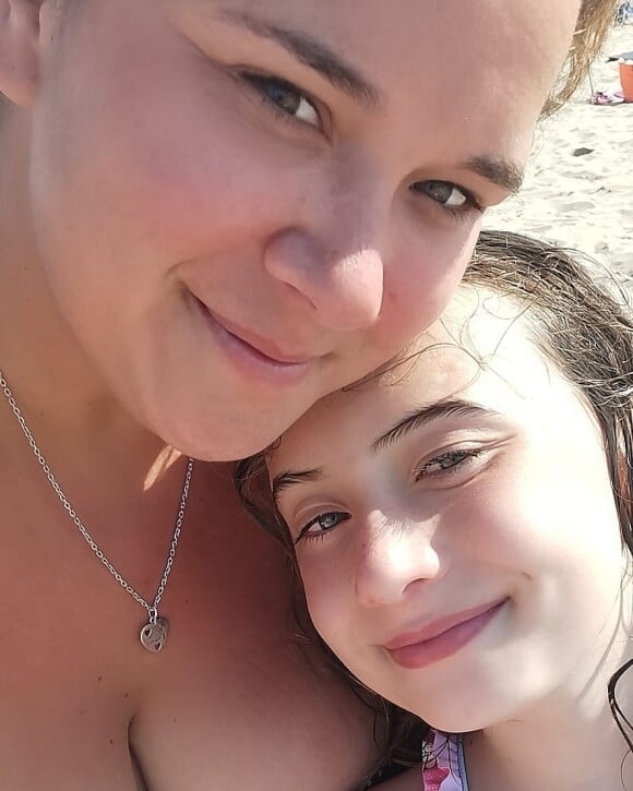 Magalie Vaé et Eléa à la plage