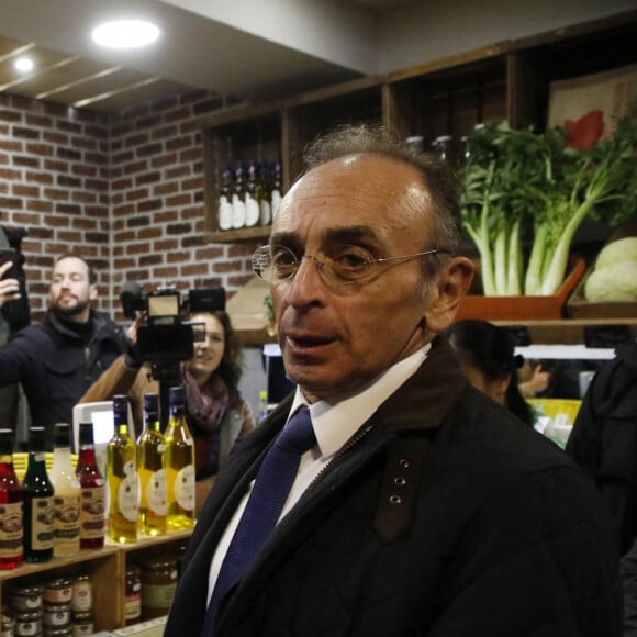 Déambulation de Eric Zemmour, candidat à l'élection présidentielle 2022, au marché de Mourillon à Toulon. Le 6 mars 2022