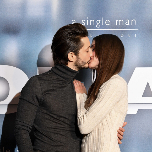 Pierre Niney et sa compagne Natasha Andrews à la première du film "Goliath" au cinéma UGC Normandie à Paris, le 8 mars 2022. © Pierre Perusseau/Bestimage 