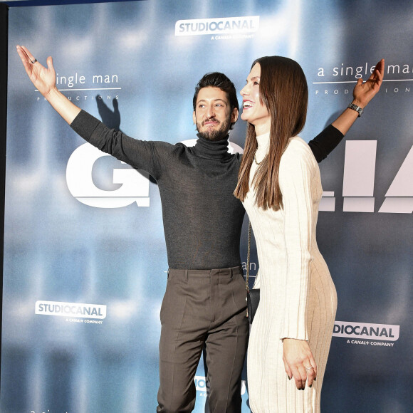 Pierre Niney et sa compagne Natasha Andrews à la première du film "Goliath" au cinéma UGC Normandie à Paris, le 8 mars 2022. © Pierre Perusseau/Bestimage 