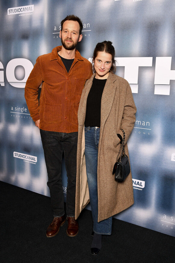 Benjamin Lavernhe et sa compagne Rebecca Marder à la première du film "Goliath" au cinéma UGC Normandie à Paris, le 8 mars 2022. © Pierre Perusseau/Bestimage 