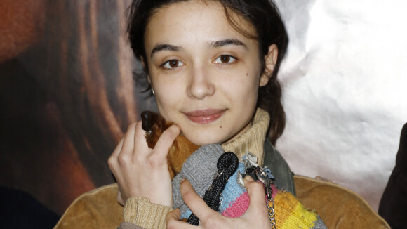 Carmen Kassovitz : La fille de Mathieu Kassovitz, et son petit chiot, stars des cinémas parisiens !