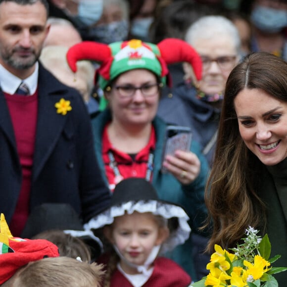 Le prince William, duc de Cambridge, et Kate Catherine Middleton, duchesse de Cambridge, en visite au marché de Abergavenny Market au Pays de Galles, à l'occasion du "St David's Day". Le 1er mars 2022