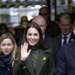 Le prince William, duc de Cambridge, et Kate Catherine Middleton, duchesse de Cambridge, en visite au marché de Abergavenny Market au Pays de Galles, à l'occasion du "St David's Day". Le 1er mars 2022