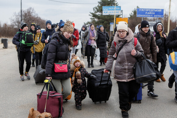 Des civils ukrainiens à la frontière avec la Slovaquie. Le 9 mars 2022.