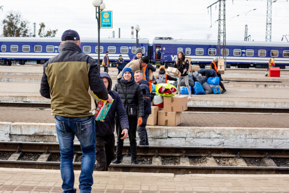 Des civils bénévoles distribuent des biens à la gare de Lviv, en Ukraine. Le 9 mars 2022.