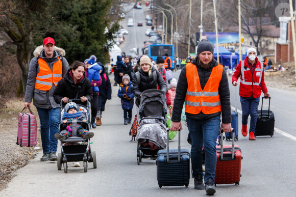 Des civils ukrainiens à la frontière avec la Slovaquie. Le 9 mars 2022.