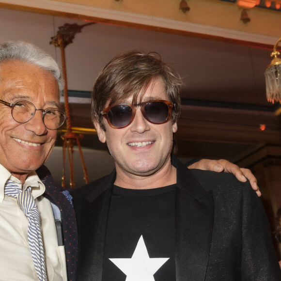 Jean-Marie Périer, Thomas Dutronc - Lancement du nouveau livre de Jean-Marie Périer "Chroniques d'un dilettante" aux éditions Calmann-Lévy, au café littéraire Les Deux magots à Paris le 26 Octobre 2021 - © Jack Tribeca / Bestimage