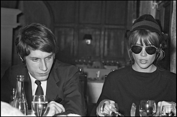 Françoise Hardy et Jacques Dutronc dans les coulisses d'un enregistrement d'une émission en 1967 à Paris.