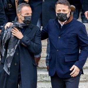 Nikos Aliagas, Arthur Essebag - Sorties des obsèques de Jean-Pierre Pernaut en la Basilique Sainte-Clotilde à Paris, France, le 9 mars 2022. © Cyril Moreau/Bestimage