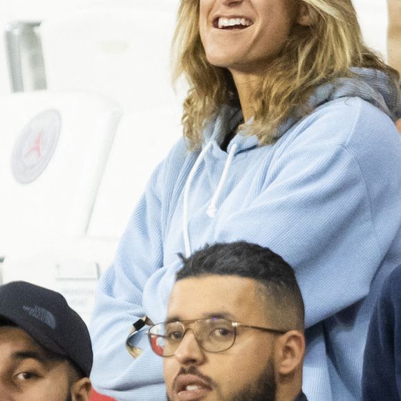 Amélie Mauresmo et son fils - People assistent à la victoire du PSG (2) face à Manchester City (0) lors de la deuxième journée de la Ligue des champions au Parc des Princes à Paris le 28 septembre 2021. © Cyril Moreau/Bestimage 