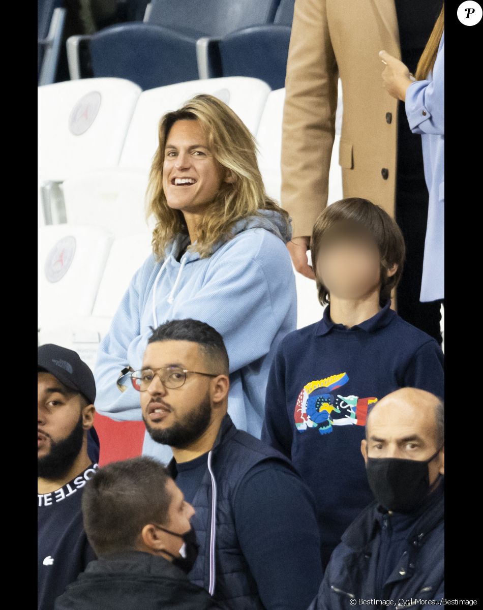 Amélie Mauresmo et son fils - People assistent à la victoire du PSG (2) face à Manchester City (0) lors de la deuxième journée de la Ligue des champions au Parc des Princes à Paris le 28 septembre 2021. © Cyril Moreau/Bestimage