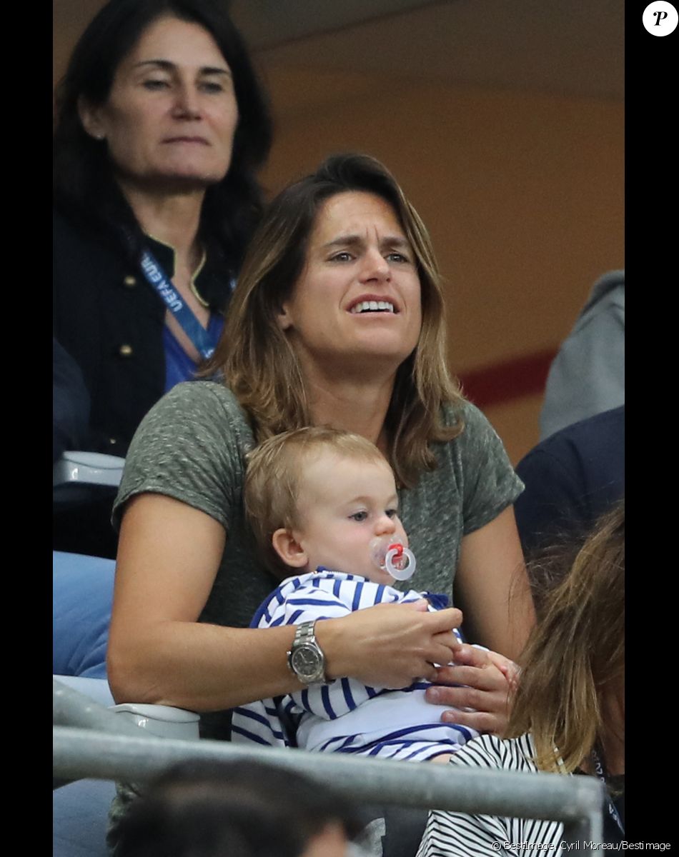 Amélie Mauresmo et son fils Aaron Mauresmo lors du match du quart de finale de l'UEFA Euro 2016 France-Islande au Stade de France à Saint-Denis, France le 3 juillet 2016. © Cyril Moreau/Bestimage