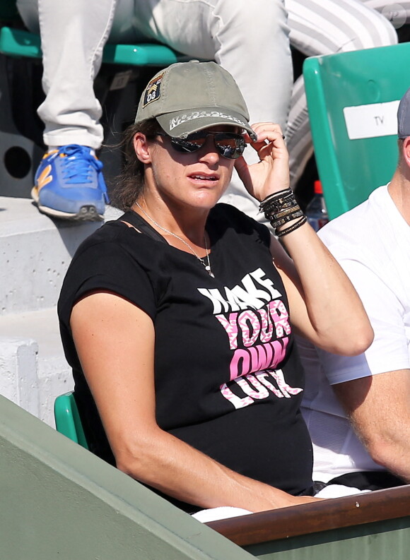 Amélie Mauresmo enceinte (qui est la coach d'Andy Murray) dans les tribunes lors de la demi-finale des Internationaux de tennis de Roland-Garros à Paris, le 5 juin 2015.
