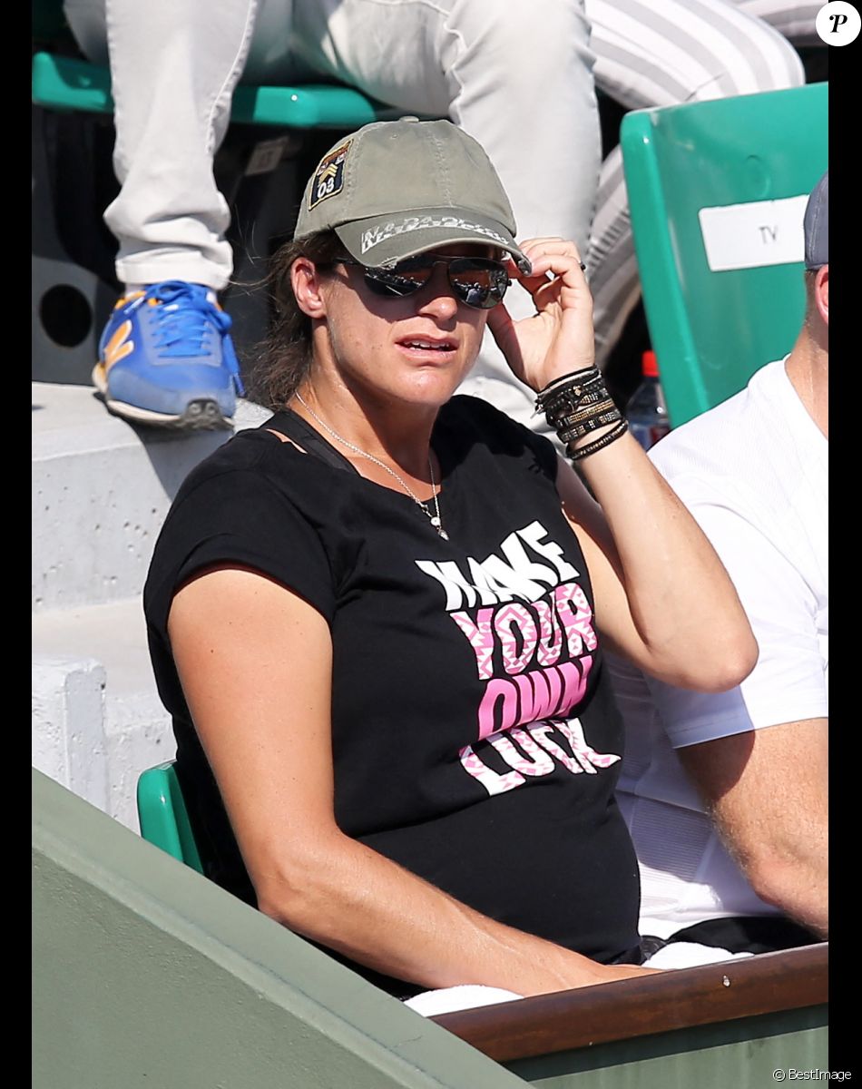 Amélie Mauresmo enceinte (qui est la coach d'Andy Murray) dans les tribunes lors de la demi-finale des Internationaux de tennis de Roland-Garros à Paris, le 5 juin 2015.