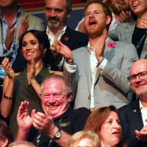 Le prince Harry, duc de Sussex, et Meghan Markle, duchesse de Sussex, enceinte, assistent à la cérémonie de clôture des Invictus Games 2018 à Sydney, le 27 octobre 2018.