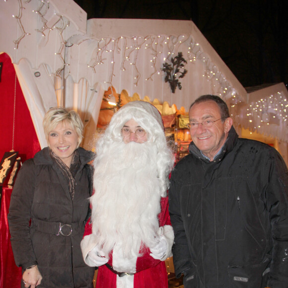 Evelyne Dheliat, le pere Noel et Jean-Pierre Pernaut - Inauguration du village de noel des Champs Elysees a Paris le 20 novembre 2013.