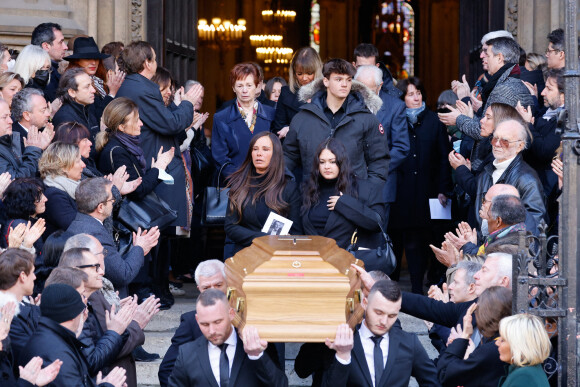 Nathalie Marquay et ses enfants Lou et Tom - La famille de Jean-Pierre Pernaut à la sortie des obsèques en la Basilique Sainte-Clotilde à Paris. © Cyril Moreau/Bestimage