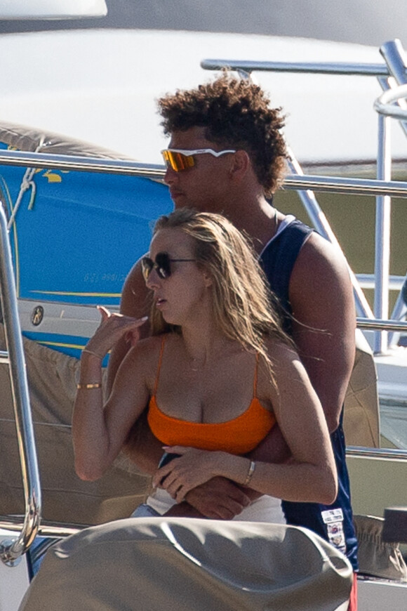 Exclusif - Patrick Mahomes et sa compagne Brittany Matthews sur un yacht avec des amis à Cabo San Lucas, Mexique, le 29 juin 2021.