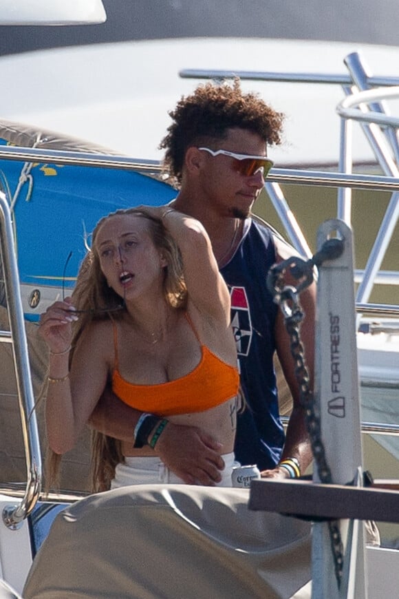 Exclusif - Patrick Mahomes et sa compagne Brittany Matthews sur un yacht avec des amis à Cabo San Lucas, Mexique, le 29 juin 2021.