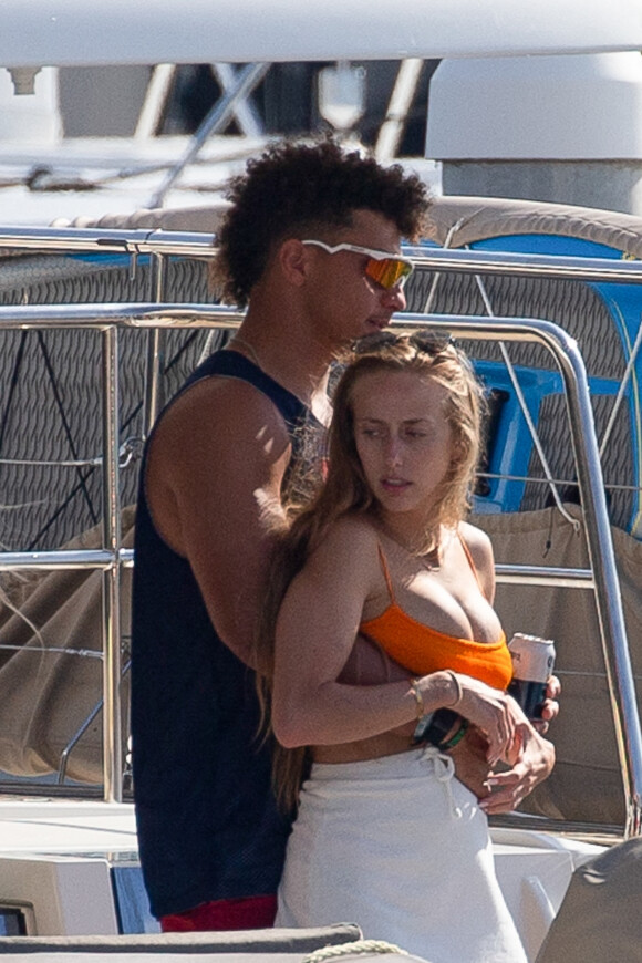 Exclusif - Patrick Mahomes et sa compagne Brittany Matthews sur un yacht avec des amis à Cabo San Lucas, Mexique, le 29 juin 2021.