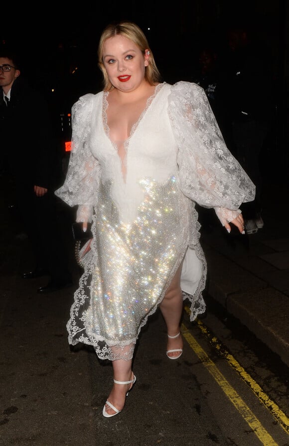 Nicola Coughlan arrive à l'Annabel's pour assister à la soirée post-BAFTA organisée par Vogue et Tiffany & Co. Londres, le 13 mars 2022.