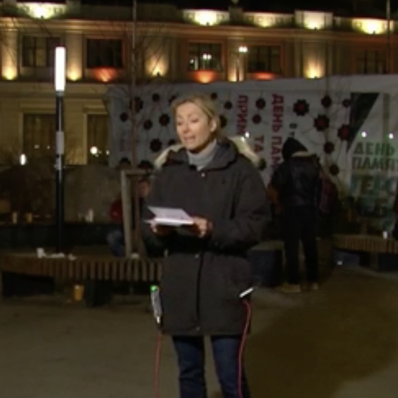 Anne-Sophie Lapix présente le journal de 20h sur France 2 en directe de l'Ukraine où la guerre avec la Russie fait rage