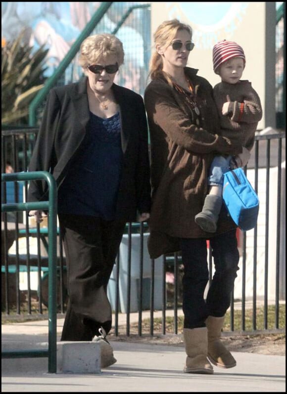 Julia Roberts va chercher ses enfants à l'école en compagnie de sa maman. Los Angeles, le 12 janvier 2010
