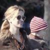 Julia Roberts va chercher ses enfants à l'école en compagnie de sa maman. Los Angeles, le 12 janvier 2010