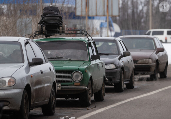 Des civils ukrainiens fuyant en voiture depuis la ville de Svatovo en Ukraine, le 14 mars 2022.
