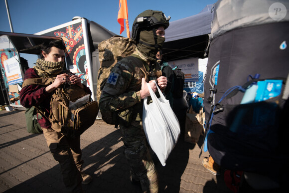 Les civils ukrainiens fuient vers la Pologne depuis l'Ukraine, le 14 mars 2022.