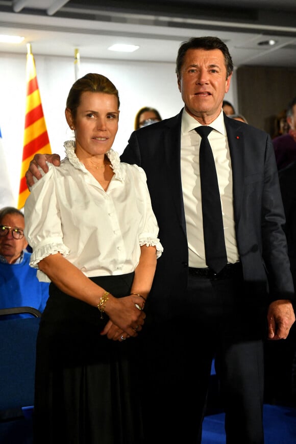 Christian Estrosi, le maire de Nice, soutenu par sa femme Laura Tenoudji Estrosi, lors d'une réunion publique des "Amis du Maire", à l'hôtel Méridien à Nice, le 28 février 2022.