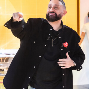 Exclusif - Cyril Hanouna sur le plateau de l'émission Touche pas à mon poste (TPMP) diffusée en direct sur C8 le 18 janvier 2022 © Jack Tribeca / Bestimage 