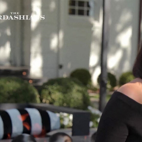 Kourtney Kardashian et son fiancé Travis Barker dans la bande-annonce de l'émission de télé-réalité "The Kardashians", diffusée à partir du 14 avril prochain sur Hulu.