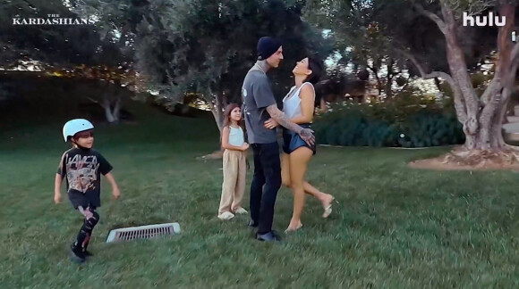 Kourtney Kardashian et son fiancé Travis Barker dans la bande-annonce de l'émission de télé-réalité "The Kardashians", diffusée à partir du 14 avril prochain sur Hulu.