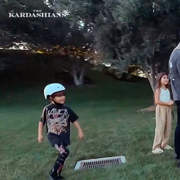 Kourtney Kardashian et son fiancé Travis Barker dans la bande-annonce de l'émission de télé-réalité "The Kardashians", diffusée à partir du 14 avril prochain sur Hulu.