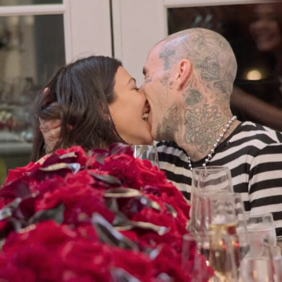 Kourtney Kardashian et son fiancé Travis Barker dans la bande-annonce de l'émission de télé-réalité "The Kardashians", diffusée à partir du 14 avril prochain sur Hulu.