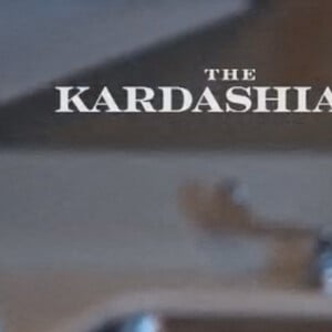 Kourtney Kardashian et son fiancé Travis Barker dans la bande-annonce de l'émission de télé-réalité "The Kardashians", diffusée à partir du 14 avril prochain sur Hulu.