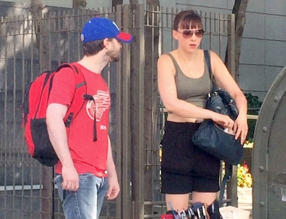 Daniel Radcliffe et sa compagne Erin Darke attendent un taxi à New York le 14 août 2016.