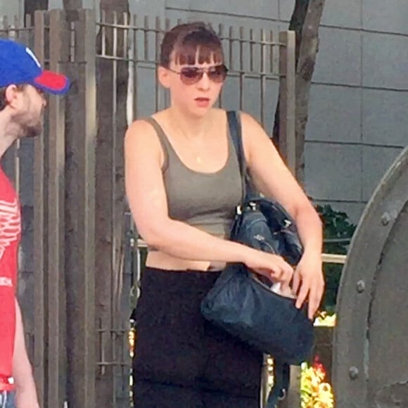 Daniel Radcliffe et sa compagne Erin Darke attendent un taxi à New York le 14 août 2016.