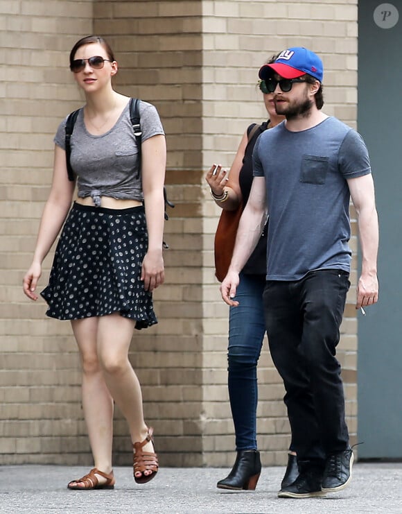 Daniel Radcliffe et sa compagne Erin Darke sont allés acheter des tapis de yoga et d'autres articles dans un magasin de sport Modell Sports à New York, le 2 juillet 2015. 