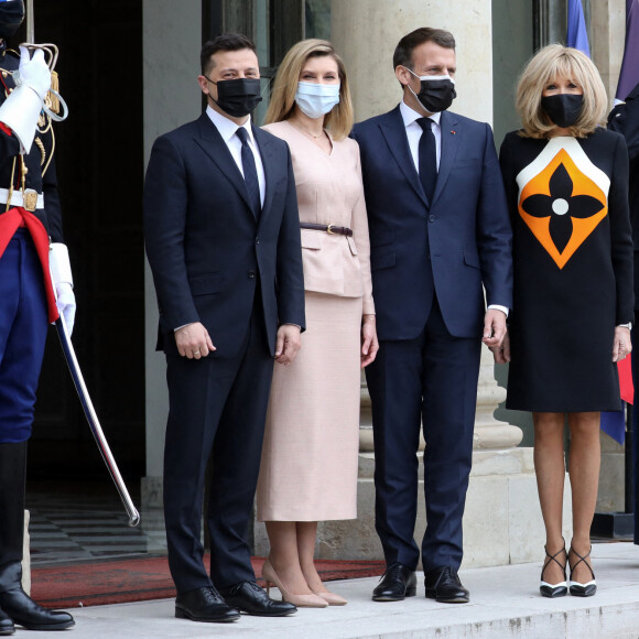 Le président de la république française, Emmanuel Macron et sa femme la Première Dame, Brigitte Macron reçoivent le président ukrainien, Volodymyr Zelensky et sa femme la Première Dame, Olena Volodymyrivna Zelenska pour un déjeuner de travail au palais de l'Elysée à Paris, France, le 16 avril 2021.