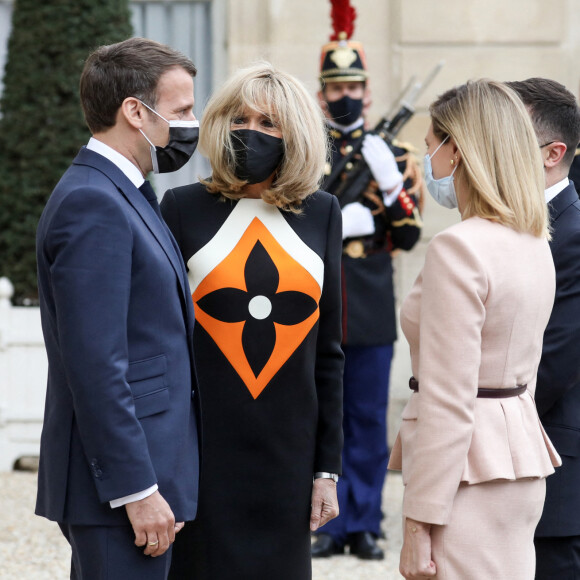 Le président de la république française, Emmanuel Macron et sa femme la Première Dame, Brigitte Macron reçoivent le président ukrainien, Volodymyr Zelensky et sa femme la Première Dame, Olena Volodymyrivna Zelenska pour un déjeuner de travail au palais de l'Elysée à Paris, France, le 16 avril 2021.